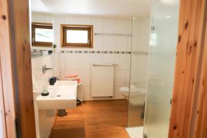 Ένα μπάνιο στο Ferienwohnung Kellerwald Edersee Jesberg +10 φωτογραφίες