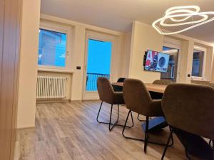 ein Büro mit einem Tisch und Stühlen in einem Zimmer in der Unterkunft Appartamento elegante in centro Q434 in Breuil-Cervinia