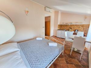 a small room with a bed and a kitchen at Villa Kontesa in Lovran