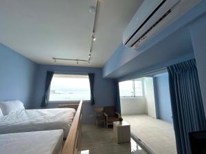 Postel nebo postele na pokoji v ubytování 那界灣海景民宿 Dulan Najie Bay Inn