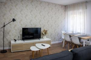Televisyen dan/atau pusat hiburan di Nuevo Apartamento en el centro de Logroño