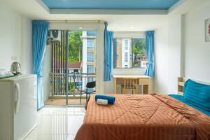 Un dormitorio con una cama y un balcón. en Nice to meat you Rooms, en Patong Beach