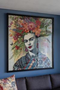 ケープタウンにあるHarbour's Edge Walk to V & A Waterfront and CTICCの花輪を持った女性の絵