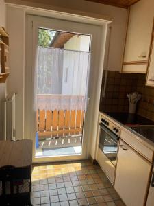 Kuchyň nebo kuchyňský kout v ubytování Sonniges Apartment im Zentrum mit Bergblick