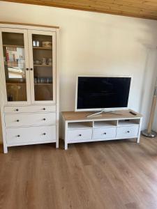 TV a/nebo společenská místnost v ubytování Sonniges Apartment im Zentrum mit Bergblick