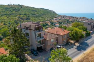 eine Luftansicht eines Hauses mit einem Berg in der Unterkunft Apartments Vista in Baltschik