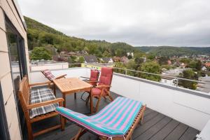 d'un balcon avec des chaises et une table offrant une vue. dans l'établissement Harzhorst, à Bad Harzburg