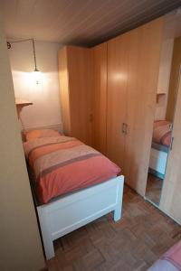 - une petite chambre avec un lit et un placard dans l'établissement Harzhorst, à Bad Harzburg