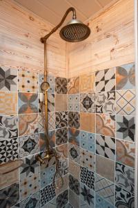 La salle de bains est pourvue d'une douche et d'un mur carrelé. dans l'établissement Harzhorst, à Bad Harzburg 12 autres photos