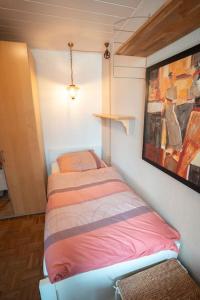 - un petit lit dans une petite chambre avec un tableau dans l'établissement Harzhorst, à Bad Harzburg