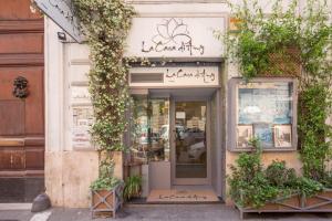 罗马拉卡萨迪艾米旅馆的商店前方有植物生长在里面