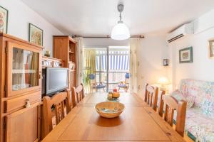 a living room with a table and a tv at Apartamento para Familias in Benidorm