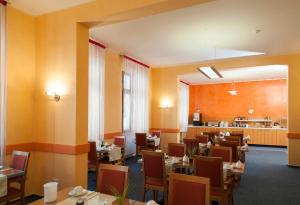 a dining room with tables and chairs and a restaurant at Hotel Europa in Görlitz