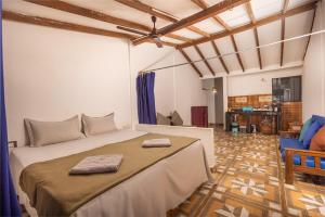 Postel nebo postele na pokoji v ubytování Talpona Beach Studios + 33 fotografií