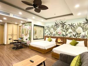 una camera d'albergo con due letti e un divano di Căn Hộ Du Lịch 5 Sao FLC Sea Tower Quy Nhơn-Trung tâm Thành Phố Cách Biển 50m a Quy Nhon