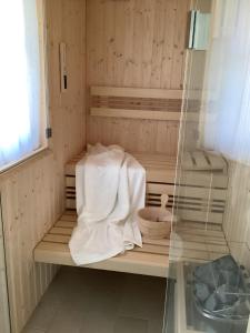 een kleine kamer met een plank met handdoeken erop bij Haffkoje - Ferienhaus mit Kamin und Sauna für 6 Personen in Pepelow