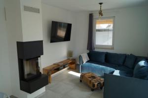 Televisyen dan/atau pusat hiburan di Balthasar - Ferienhaus mit Kamin und Sauna für 6 Personen