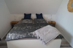 Katil atau katil-katil dalam bilik di Balthasar - Ferienhaus mit Kamin und Sauna für 6 Personen