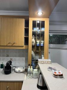 A kitchen or kitchenette at Cosy spot near the beach only 45 min from Athens