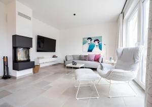 TV a/nebo společenská místnost v ubytování Seegras - Ferienhaus mit Kamin und Sauna für 8 Personen