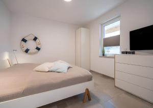Postel nebo postele na pokoji v ubytování Seegras - Ferienhaus mit Kamin und Sauna für 8 Personen