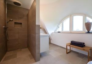 Koupelna v ubytování Seegras - Ferienhaus mit Kamin und Sauna für 8 Personen + 24 fotografií