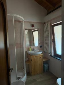 A bathroom at B&b Al Ciliegio Del Turchino
