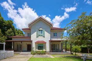 a white house with a red roof at OwlStay Green Villa in Pinghe
