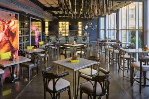 Restoran või mõni muu söögikoht majutusasutuses Renaissance Cairo Mirage City Hotel