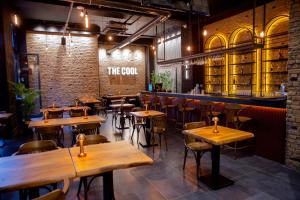 a restaurant with tables and chairs and a bar at ÖZEN HOTEL in Edirne
