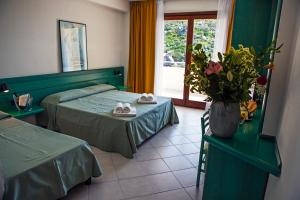 Postel nebo postele na pokoji v ubytování Hotel Miralonga
