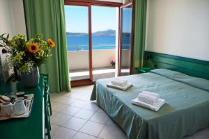 Postel nebo postele na pokoji v ubytování Hotel Miralonga