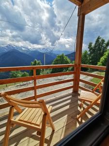 Vista generica sulle montagne o vista sulle montagne dall'interno dell'appartamento