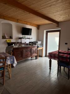 A television and/or entertainment centre at B&b Al Ciliegio Del Turchino