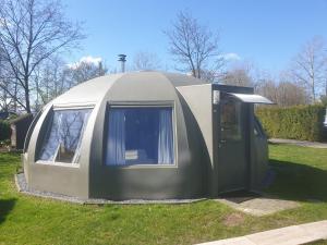 a dome tent in the grass in a yard at Iglo Bungalow 36 in Chaam
