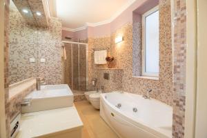 ein Badezimmer mit Badewanne, Toilette und Waschbecken in der Unterkunft Lucy Retreat - Split Center - Near Diocletian's Palace with Jacuzzi in Split