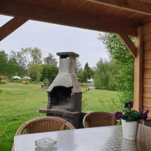an outdoor oven sitting on top of a table at Iglo Bungalow 36 in Chaam
