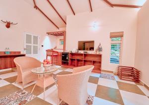 TV a/nebo společenská místnost v ubytování M Cafe Private Pool Villa By VOYE HOMES