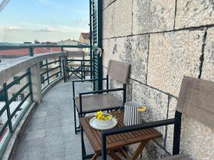 einen Tisch mit einem Obstteller auf dem Balkon in der Unterkunft Lucy Retreat - Split Center - Near Diocletian's Palace with Jacuzzi in Split