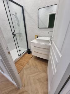 a bathroom with a sink and a mirror at Urban Nest in Beauvais