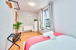 ein kleines Zimmer mit einem Bett und einem Fenster in der Unterkunft Princess Green 5 - Portrush by the Sea in Portrush