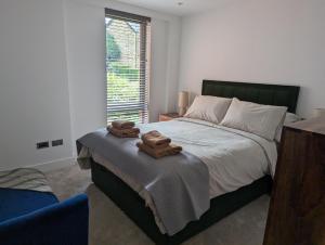 Ένα ή περισσότερα κρεβάτια σε δωμάτιο στο Luxury Harrogate City Centre Apartment with free parking