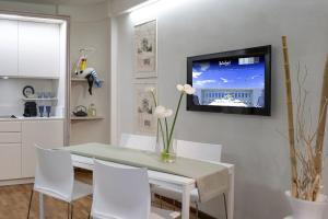 Televisyen dan/atau pusat hiburan di Butterfly with Beach & Breakfast included