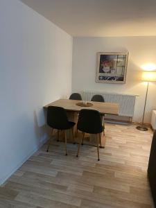 comedor con mesa y 4 sillas en FeWo Krems "Unnerkant" Steinhude, en Wunstorf