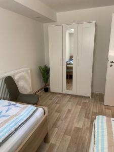 un dormitorio con una cama y un espejo en FeWo Krems "Unnerkant" Steinhude, en Wunstorf 5 fotos más