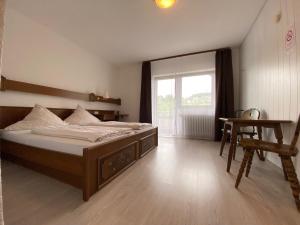 Postel nebo postele na pokoji v ubytování Alemannenhof Hotel Engel