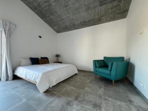 Ένα ή περισσότερα κρεβάτια σε δωμάτιο στο Casas SaoMiguel33 +45 φωτογραφίες