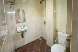 Ένα μπάνιο στο RedDoorz near Taman Kamboja Banjarmasin +11 φωτογραφίες