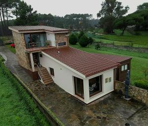 ein kleines Haus mit rotem Dach darüber in der Unterkunft Casa da Ameixida in Ribeira