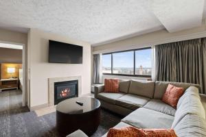 TV a/nebo společenská místnost v ubytování DoubleTree by Hilton Spokane City Center